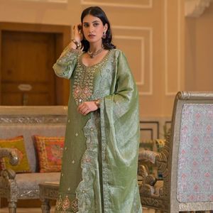 Ensemble haut et palazzo en satin brodé de perles, avec dupatta brodée de créateur assortie, pour tenue de soirée, vente en gros par Royal Exports - Product Image 2
