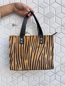 Sac fourre-tout petit format en cuir véritable de vachette de haute qualité pour femme, fait main, style western, sac à la mode en cuir animalier - Product Image 4