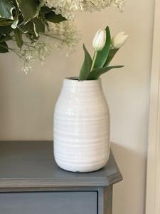 แจกันเซรามิกสีขาวทรงคลาสสิกพร้อมพื้นผิวสัมผัสแบบแฮนด์เมด รูปทรงโค้งมนสวยงามและเป็นของตกแต่งอเนกประสงค์สำหรับการตกแต่งบ้านสไตล์โมเดิร์น - Product Image 2