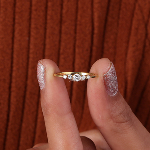 Anillo de Compromiso con 5 Diamantes Redondos Cultivados en Laboratorio, Oro Sólido de 14K, Banda de Diamantes Graduados, Anillo Minimalista - Product Image 1