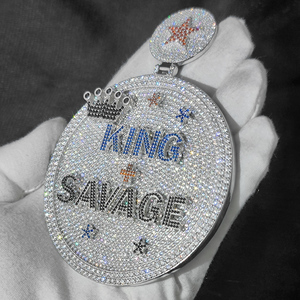 Pendentif personnalisé pour homme en argent 925 et moissanite, style King Savage, avec nom rond incrusté de pierres, collier de mode affirmé - Product Image 3