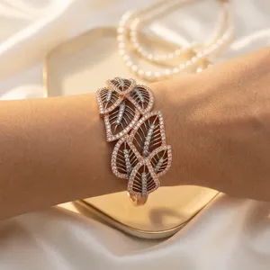 Pulsera ajustable de aspecto de piedras con acabado plateado de la mejor calidad a la moda para uso moderno y pulsera de fiesta para mujeres y niñas - Product Image 1