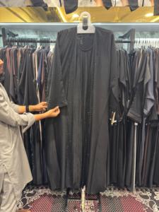 Vente flash : Abaya noire pour femme, longue jusqu'au sol, col en V, manches longues, robe modeste, couleur unie, polyester, tenue quotidienne, tenue de prière musulmane - Product Image 3