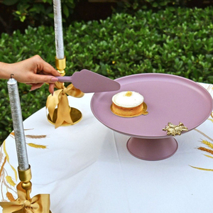 ฐานวางเค้กเคลือบสีชมพูพร้อมถาดเสิร์ฟขนมหวานโลหะตกแต่งลายผึ้งสีทอง สำหรับใช้ในบ้าน โรงแรม งานแต่งงาน ของขวัญบนโต๊ะอาหาร - Product Image 5