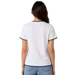 Camiseta Blanca Personalizada para Mujer con Bordado Floral, Ribete en Contraste Negro, Cuello Redondo, Manga Corta, Estilo Casual, OEM ODM - Product Image 2
