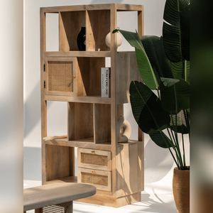 Librería de Madera y Ratán Vandana Merino Aston, Mueble de Almacenamiento Moderno con Diseño Tejido Natural - Product Image 1