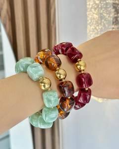 Bracelet jonc classique en résine rouge perlée, finition brillante et polie, épais et tendance, idéal pour les soirées - Product Image 6