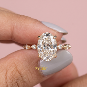 Anillo de Compromiso de Corte Ovalado en Plata de Ley 925 con Delicado Acento de Diamantes para Mujer - Product Image 1