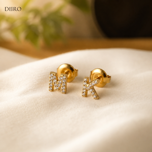 Pendientes de Letra con Baño de Oro Amarillo de 18K, con Diamante de Corte Redondo y Moissanita - Regalo de Aniversario para Mujer - Product Image 1