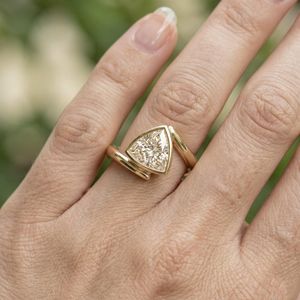 Anillo Moderno de Oro Sólido de 14K con Diamante Cultivado en Laboratorio de 2.01CT con Corte Trillón y Banda Cruzada, Regalo Fino para Fiesta de Compromiso para Novias - Product Image 4