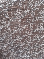 Tissu en coton marron en gros avec broderie florale blanche et travail de cordon 3D pour vêtements de créateurs et décoration intérieure