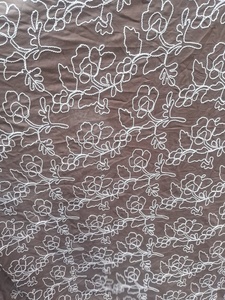 Tissu en coton marron en gros avec broderie florale blanche et travail de cordon 3D pour vêtements de créateurs et décoration intérieure - Product Image 2