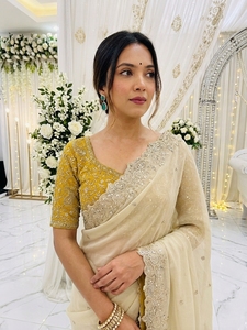 Sari de Seda Crema Elegante de AARA Fashion con Bordado Dorado, Blusa Amarilla, para Bodas y Ocasiones Especiales, Tradicional, Largo hasta el Suelo, de Gujarat - Product Image 4