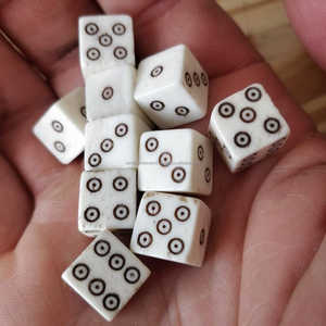 Jeu de dés faits à la main Real Touch Vintage 6 faces personnalisé sculpté forme carrée en os naturel Style Antique RPG Casino utiliser des looks naturels - Product Image 1