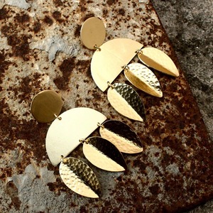 Boucles d'oreilles en laiton plaqué or, motif feuille martelée, forme irrégulière moderne, bijoux artisanaux en métal - Product Image 2