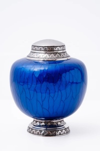 Urne funéraire en métal bleu saphir majestueux avec texture de feuille sculptée, embellissements argentés et ornements commémoratifs faits à la main - Product Image 4