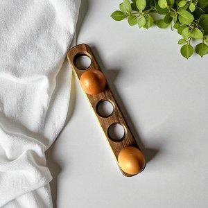 Estante para huevos de madera hecho a mano con textura orgánica y diseño práctico para un almacenamiento ordenado de huevos en la encimera de la cocina. - Product Image 2
