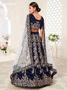 Conjunto de Lehenga-Choli de terciopelo pesado con bordado de hilo Zari y pedrería, corte A-Line Can-Can, azul marino, suministro al por mayor - Product Image 5
