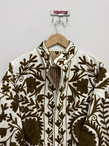 Veste courte matelassée blanche pour femme avec broderie florale marron foncé, 100 % coton, écologique - Product Image 3