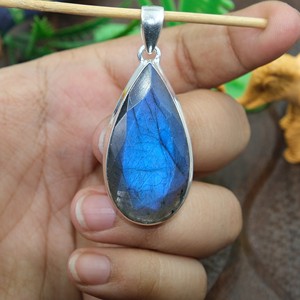 จี้รูปหยดน้ำลาบราดอไรต์สีน้ำเงินธรรมชาติ ทำด้วยมือ เงินแท้ 925 ประดับพลอยลาบราดอไรต์ ของขวัญเครื่องประดับสำหรับผู้หญิงและผู้ชาย - Product Image 2