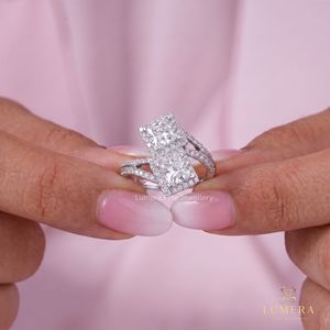 Elegante Anillo de Dos Piedras con Corte Princesa y Halo, Anillo de Lujo para Novia con Diseño de Vástago Dividido y Pavé en Oro Sólido - Product Image 1