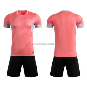 Conjunto de Entrenamiento de Fútbol Sublimado Personalizado de Secado Rápido para Clubes con un Estilo Retro y Corte Automatizado de Precisión. - Product Image 4