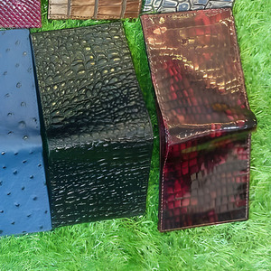 Cartera Bifold de Acabado Texturizado Premium, Colección Multicolor, Accesorio Elegante de Alta Calidad y Grado Profesional para Uso Diario - Product Image 3
