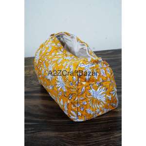 Pochette de maquillage matelassée en coton biologique, faite à la main en Inde, trousse de toilette zippée, design imprimé multicolore - Product Image 6