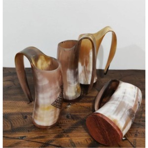 Vente en gros de mugs en corne naturelle, écologiques, fabriqués à la main, style médiéval viking, pour la bière, comme verres à boire, chopes à bière ou steins à bière - Product Image 4
