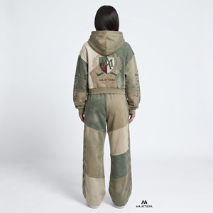 Conjunto Deportivo de Sudadera con Capucha y Pantalones Anchos en Verde Salvia y Beige con Parches y Bordado de Pedrería para Mujer, Ropa Urbana Personalizada - Product Image 2