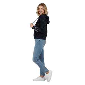 Sudadera con capucha personalizada con pedrería, estilo moderno, aspecto premium, tela de alta calidad, para uso urbano o informal. - Product Image 3