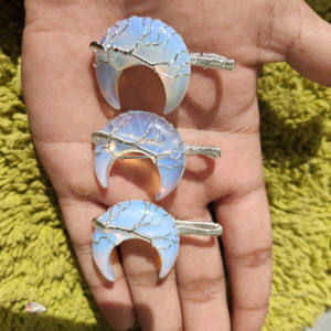 Pendentif en forme de lune en opale, pierre précieuse naturelle, avec aura d'ange, agate, quartz, motif religieux, sculpté, enroulé de fil, en forme de pointe de flèche - Product Image 2