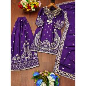 Costume de mariage en Chinon brodé par des designers, avec dupatta, style Sharara chic - Product Image 4