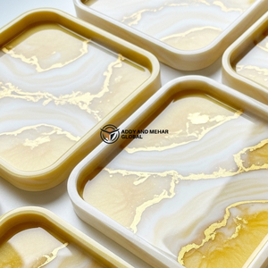 Plateau Minimaliste en Marbre Jaune – Plateau Carré Décoratif et de Service en Résine Faite à la Main - Product Image 2