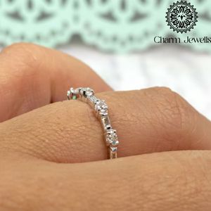 Bague de Fiançailles Classique pour Femme en Argent 925 avec Moissanite Taille Coussin Certifiée IGI, Sertie à Griffes, Collection Charm Jewels - Product Image 5