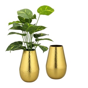 Ensemble de 2 vases à fleurs décoratifs modernes en fer forgé, or martelé, faits à la main, pour la décoration de la maison et du salon - Product Image 4