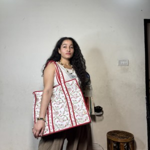 Sac fourre-tout en coton imprimé artisanal bohème, design matelassé à empiècements, bordure rouge, fermeture éclair, idéal pour les voyages, la plage, le shopping, toutes saisons - Product Image 1