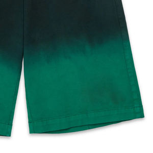 Pantalones cortos con efecto degradado para niños con diseño de logotipo personalizado, bolsillos laterales y traseros, hechos de material de algodón elástico para mayor comodidad. - Product Image 4