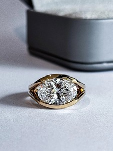 Anillo de diamante ovalado de moda con engaste de bisel en oro amarillo, con diamante cultivado en laboratorio, certificado por IGI y con claridad VVS para mujer. - Product Image 1
