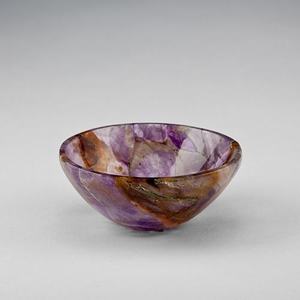 Grand saladier élégant en résine polie avec un intérieur profond et spacieux, idéal pour les cuisines haut de gamme et les repas formels. - Product Image 3