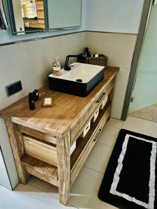Consola de Baño Moderna de Madera Sólida con Amplios Cajones de Almacenamiento y Estante Central para Baños de Resorts y Apartamentos - Product Image 3