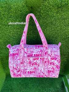 Sac fourre-tout rose imprimé avec motif décoratif et doubles poignées d'épaule pour le shopping décontracté et les essentiels quotidiens - Product Image 2