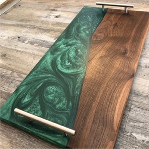 Bandeja de Servir de Madera de Nogal con Resina Epoxi de Lujo, Tabla de Quesos y Charcutería, Bandeja Decorativa Tipo Mesa de Río con Asas Metálicas - Product Image 1