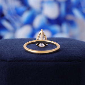 Bague de fiançailles solitaire en or jaune 14 carats avec diamant de laboratoire taille poire 2,00 carats, provenance ancienne mine - Product Image 6