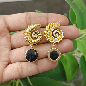 Pendientes de Lujo con Cabujón Redondo de Ónix Negro, Pendientes Colgantes de Concha, Latón Chapado en Oro de 18k, Joyería de Diseño, Regalo para Mujer - Product Image 6