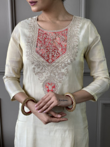 Ensemble pour femme : Kurta droite brodée en soie Chanderi crème dorée avec doublure, pantalon en soie Chanderi et dupatta imprimé en soie - Product Image 4