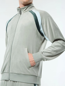 Conjunto Deportivo de Terciopelo Personalizado para Hombre, de Tacto Suave y Alto Gramaje, con Paneles de Rayas en Contraste y Pantalones Jogger - Product Image 5