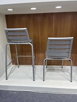 Chaise de bar et tabouret de restaurant en aluminium durable toutes saisons avec lattes argentées – Ensemble commercial pour bistrot et café