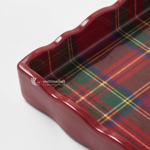 Plateau de service festonné en laque rouge à motif tartan pour la décoration de Noël - Product Image 2