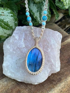 Collier pendentif papillon en macramé fait main, plaqué or 14 carats, minimaliste bouddhiste, quartz, cordon ciré réglable, cadeau bijou - Product Image 4